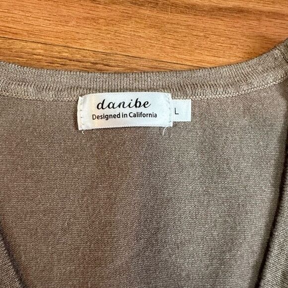 Danibe button down tan cardigan sweater size Large - Picture 10 of 13
